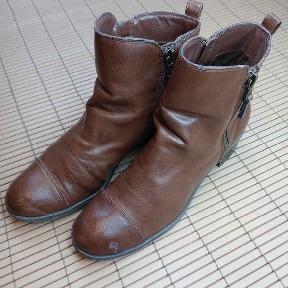 Chaps women's brown side zip boots. Sz 8.5B. Some scuffs on toes. See pic. A23pm - Picture 1 of 10